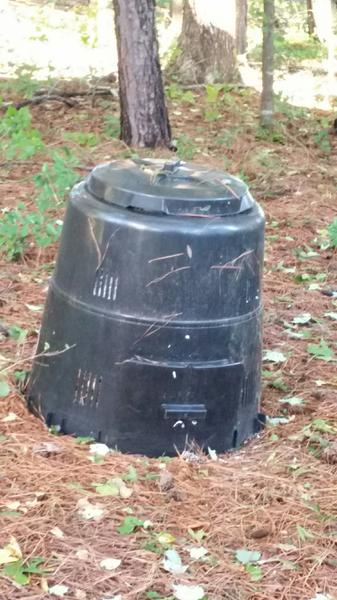 Backyard composting bin